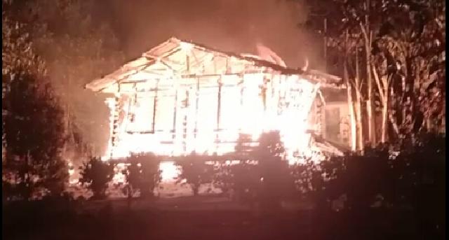 Ketua RT Selamatkan Korban Kebakaran Rumah yang Lumpuh