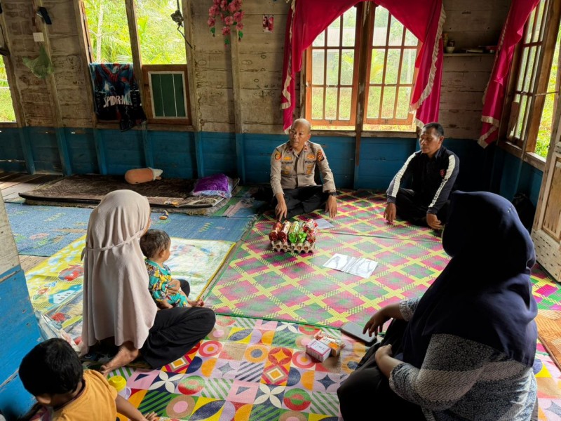Polsek Tebing Tinggi Barat Bantu Vitamin dan Makanan Bergizi Balita Stunting di Desa Tenan