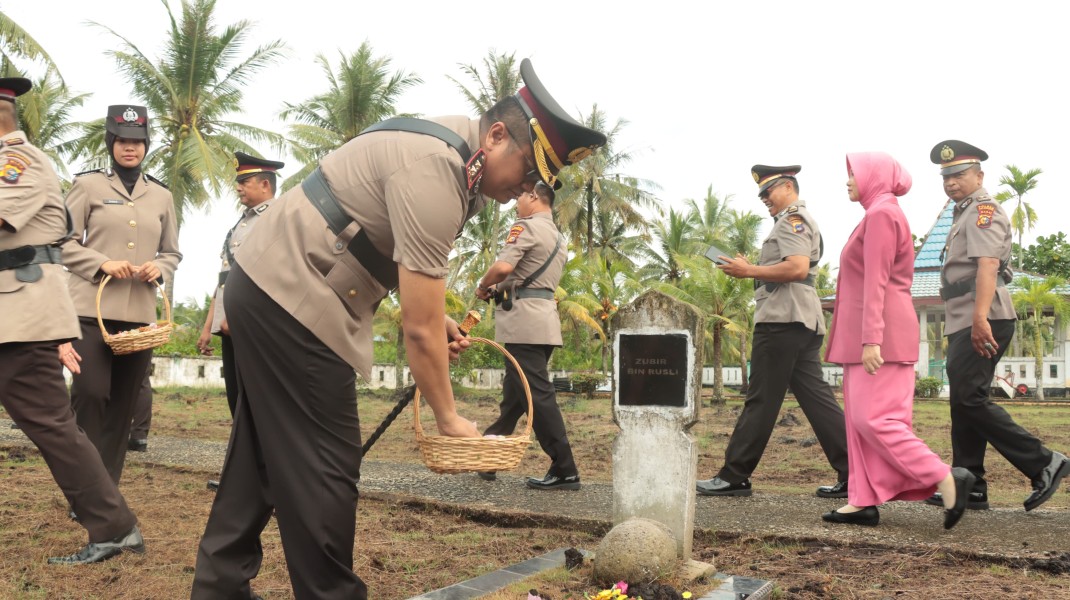 Kapolres Kepulauan Meranti Ziarah dan Tabur Bunga di TMP Bunga Bangsa Selatpanjang