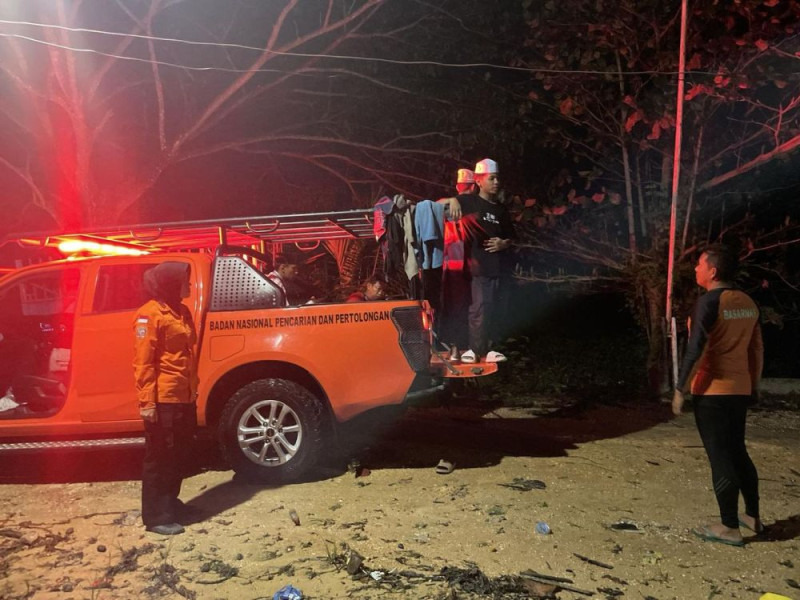 Basarnas Evakuasi Puluhan Santri Terjebak Banjir