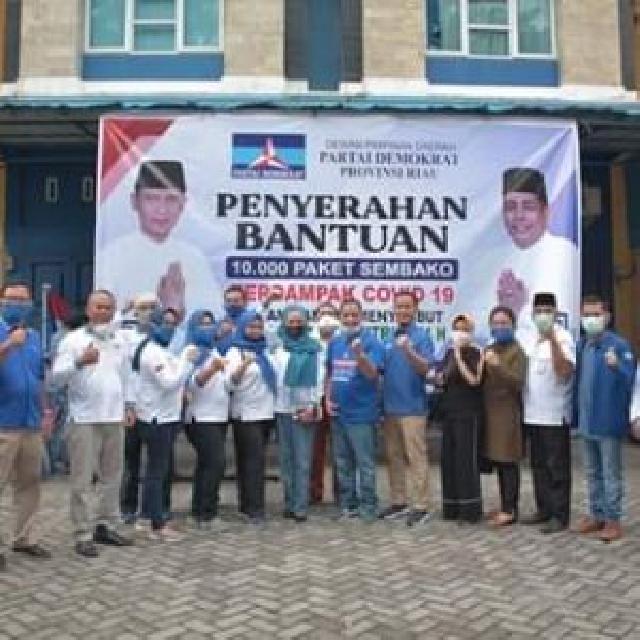 Ringankan Beban Masyarakat Riau, DPD Demokrat Riau Bagikan 10.000 Paket Sembako