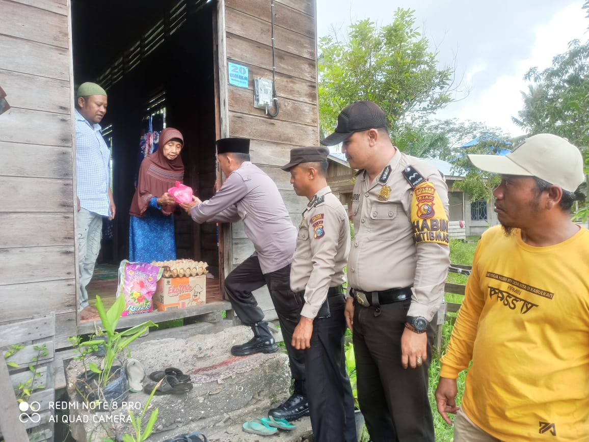 Kamis Barokah, Dua Warga dapat Bantuan dari Polsek Merbau