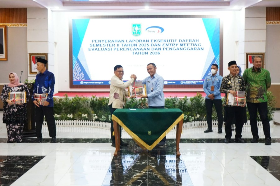 Bupati Asmar Hadiri Penyerahan Laporan BPKP di Pekanbaru