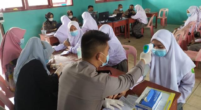 Jemput Bola, Polres Kepulauan Meranti Kirim Tim Vaksinator Ke SMA Swasta Al-Maarif NU