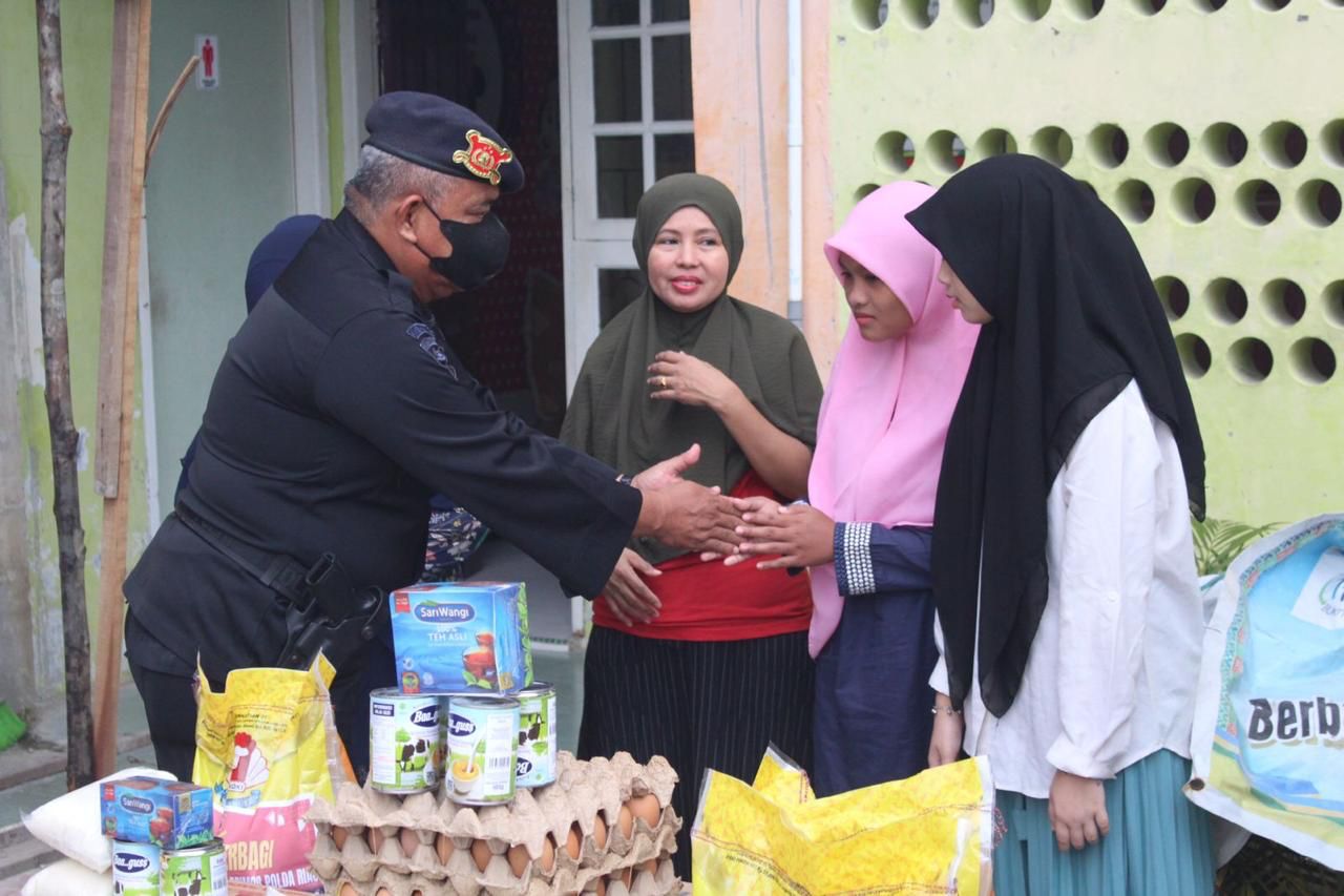 Detasemen Gegana Peduli Sambangi Panti Asuhan Bagikan Sembako