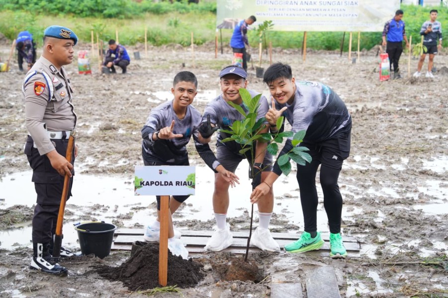 Kapolda Riau Deklarasikan Green Policing Runners, Tanam 100 Pohon Tepi Sungai