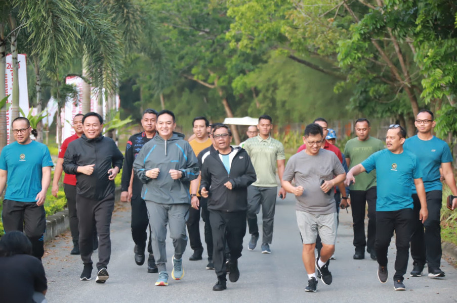 Kapolda Riau Irjen Iqbal Olahraga Pagi Bersama Menkopolhukam RI Mahfud MD