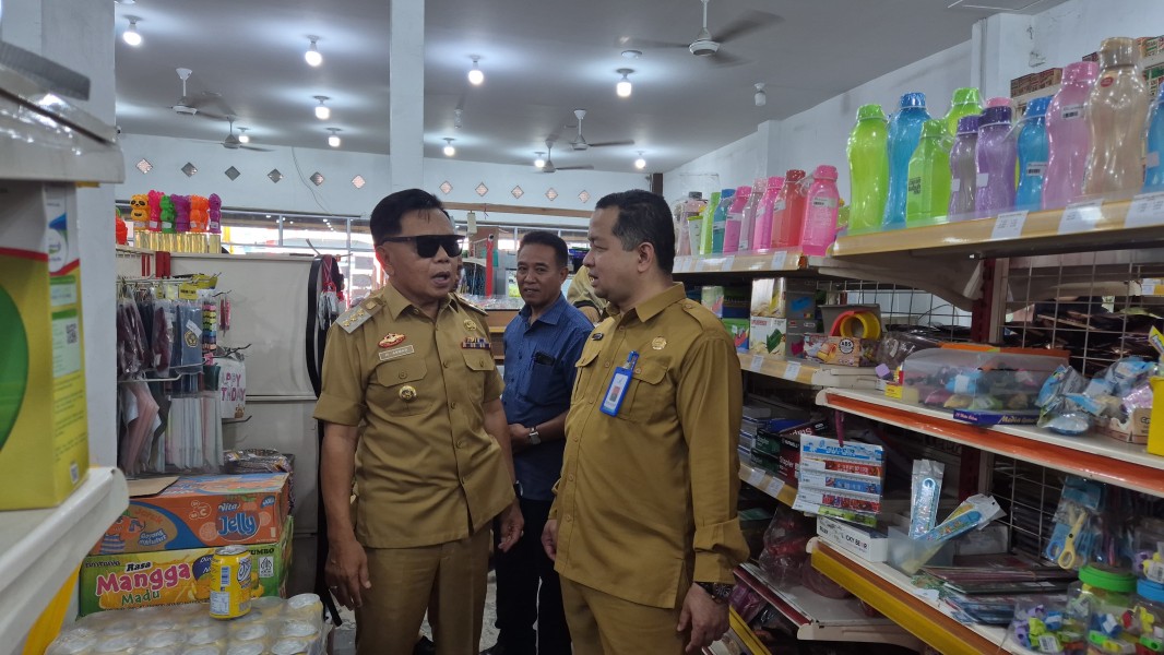 Bupati Asmar Bersama BBPOM Pekanbaru Sidak Minimarket di Selatpanjang