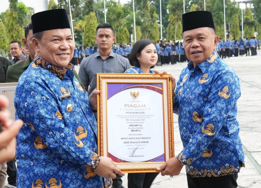 Kepesertaan JKN di Meranti 103,44 persen, Bupati Asmar Terima UHC Award 2025