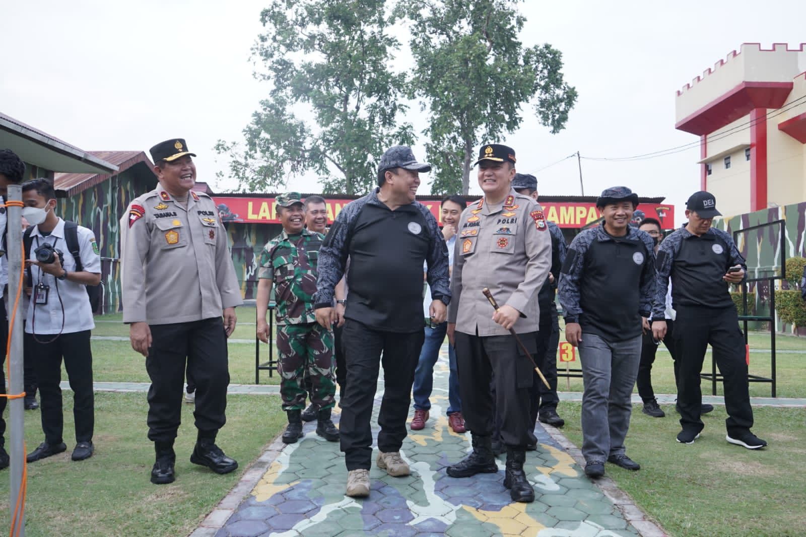 Kepala BNN RI Latihan Menembak di Mako Brimob Polda Riau