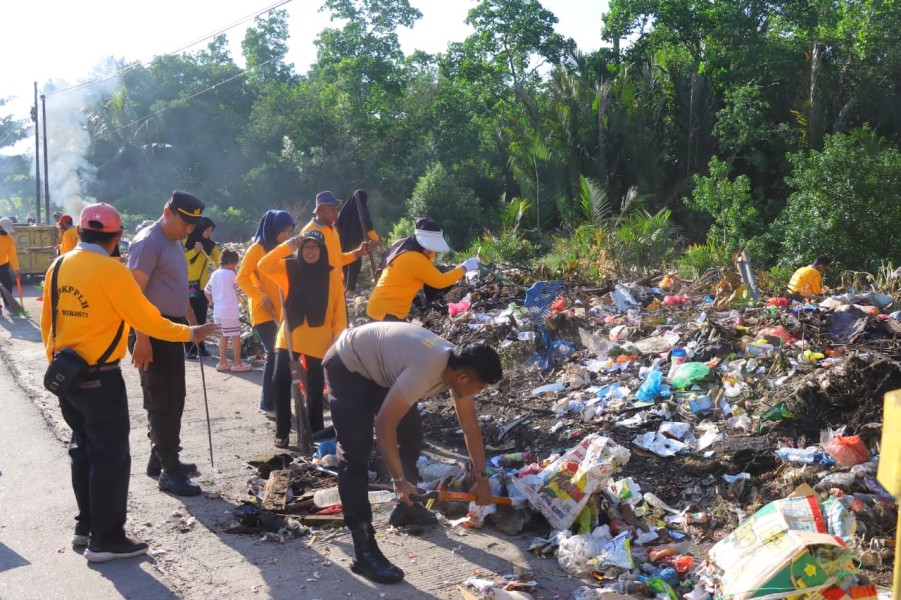 Polres Kepulauan Meranti Gelar Bakti Sosial dan Green Policing di Pasar Modern