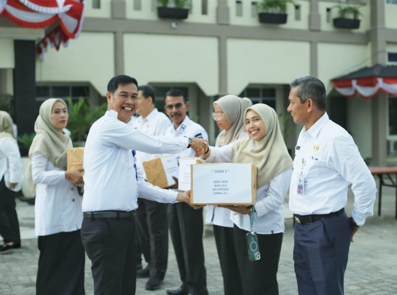 Sekda Kepulauan Meranti Serahkan Hadiah Lomba Semarak HUT Kemerdekaan Ke-81 RI