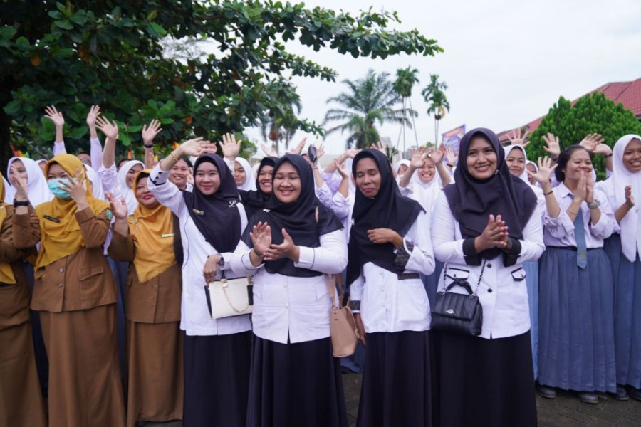 Plt Kadisdik Riau : Gaji Guru Bantu Provinsi Cair Sebelum Lebaran