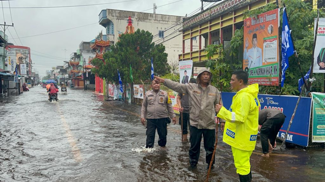 Kapolres AKBP Andi Yul Turun Langsung Pantau Banjir, Dorong Motor Mogok dan Bersihkan Selokan