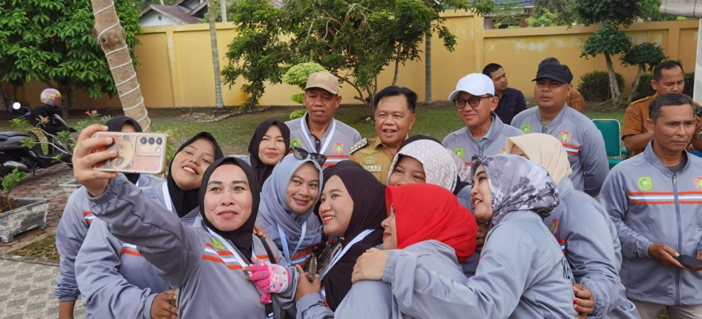 Lepas Kontingen Porsenijar PGRI Meranti, Bupati: Jaga Kesehatan dan Raih Prestasi
