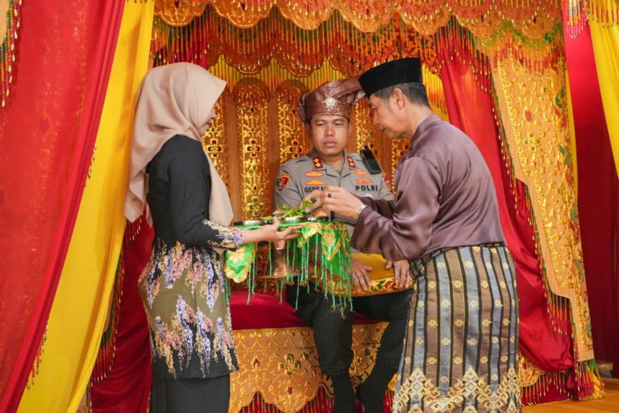 Sekda Sudandri Hadiri Prosesi Tepung Tawar Kapolres dan Tamu Melaka di Balai Adat LAMR Meranti