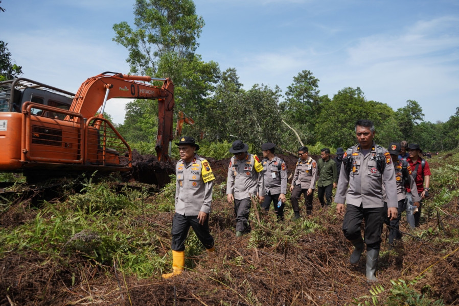 Wakapolda Riau Beri Dukungan Moril Satgas Karhutla di Perbatasan Dumai - Bengkalis