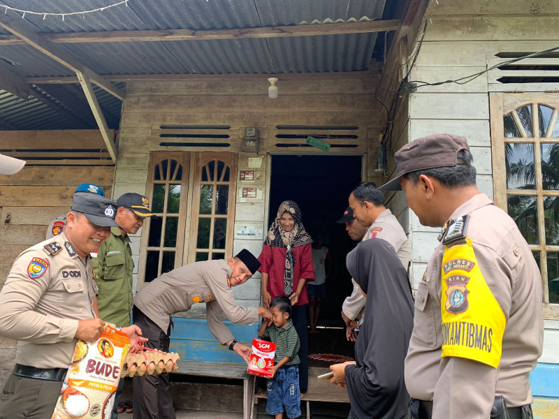 Sobat Kamis Barokah Polsek Merbau Ulurkan Bantuan Untuk Balita Stunting di Mekarsari