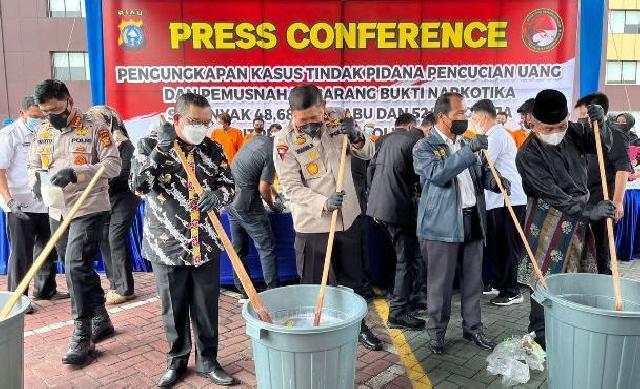 Polda Riau Musnahkan 48,68 KG Sabu, 14 Pelaku Digulung