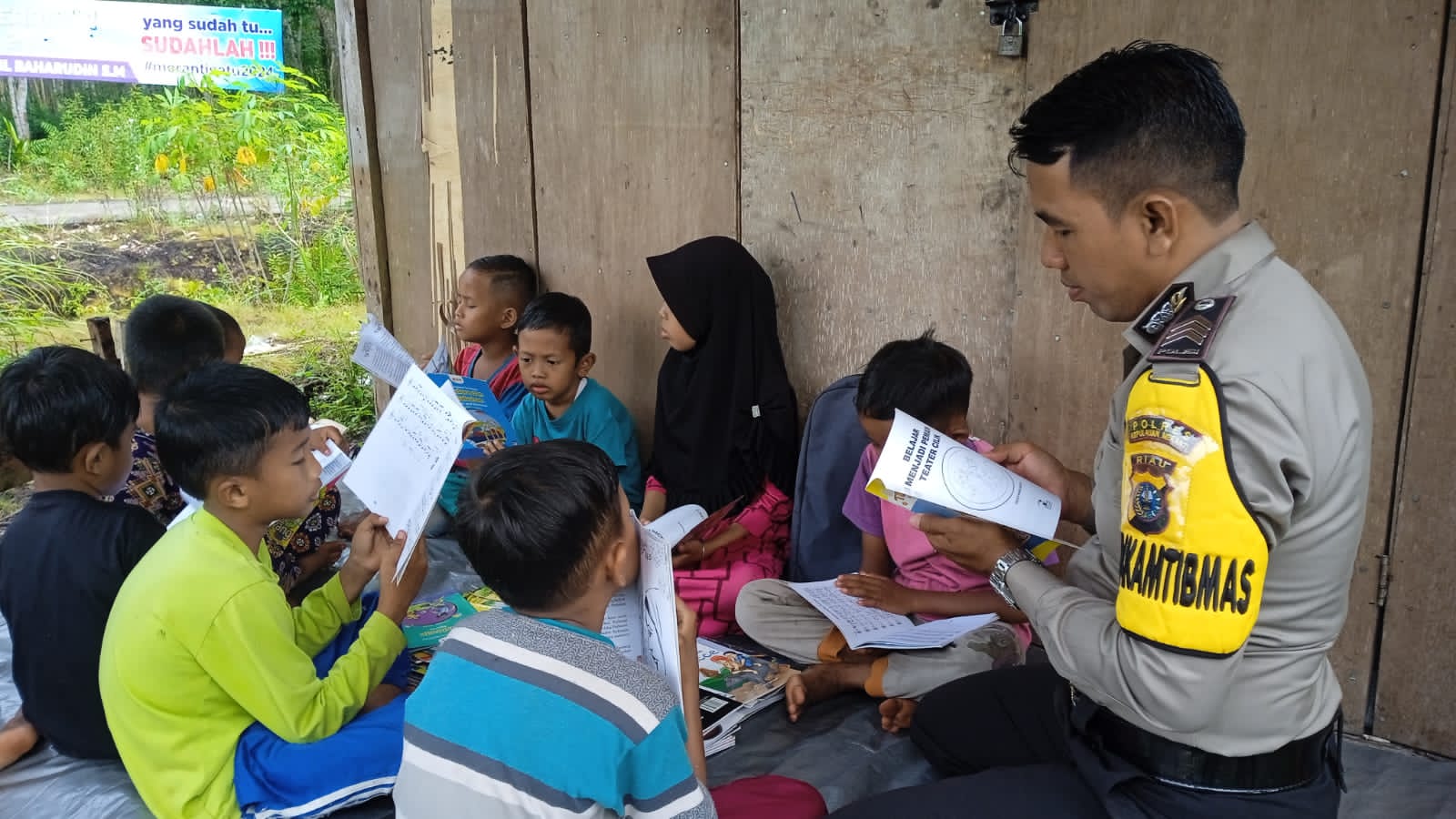 Permudah Akses Baca Anak-anak Pulau Terluar, Bhabinkamtibmas Polsek Rangsang ini Sediakan Pusling
