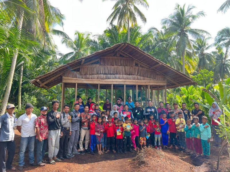 Sambil Patroli Kamtibmas, Kapolres Kepulauan Meranti Bantu Komunitas Adat Terpencil di Desa Tanah Merah