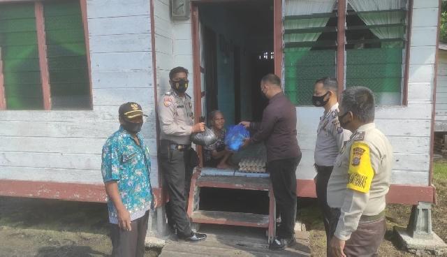 Bagikan Sembako, Polisi Kunjungi Rumah Warga Kurang Mampu di Desa Sialang Pasung