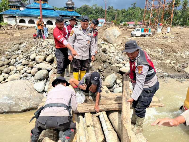 Polisi Bangun Jembatan Darurat di Agam yang Sempat Terbawa Arus Sungai