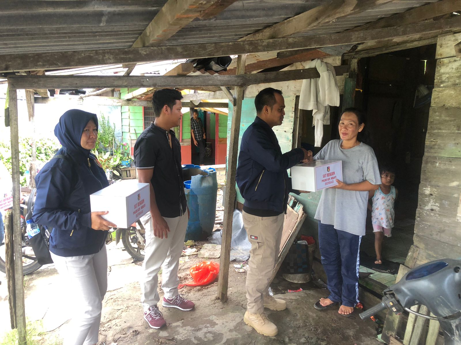 Peduli Masyarakat, Satuan Reskrim Polres Kepulauan Meranti Salurkan Bansos