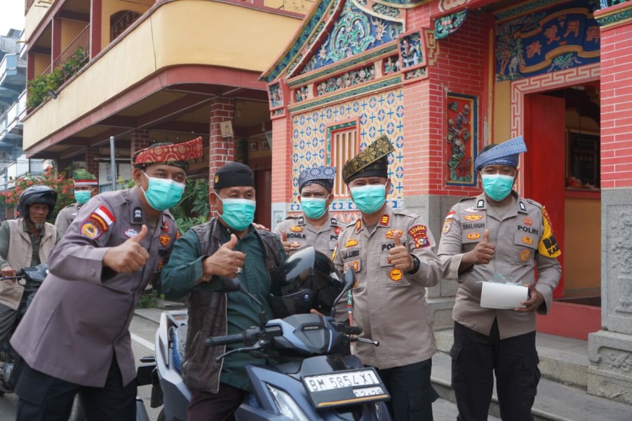 Antisipasi Dampak Kabut Asap, Polsek Tebing Tinggi Bagikan Masker di Lima Titik Keramaian