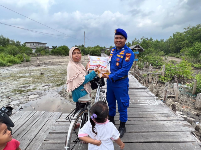 Bansos Kemanusiaan untuk Negeri, Satpolairud Polres Meranti Berbagi dengan Nelayan Tradisional