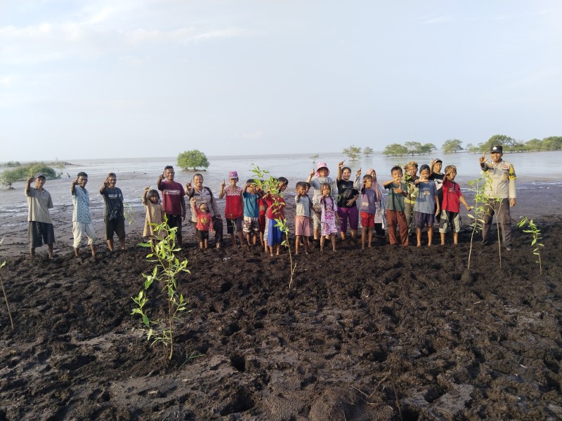 Polsek Rangsang Ajak Suku Akit Tanam Mangrove Cegah Abrasi