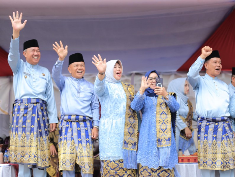 Bupati Asmar Pimpin Pawai Taaruf Kafilah Kepulauan Meranti pada MTQ ke-43 Tingkat Provinsi Riau di Bengkalis