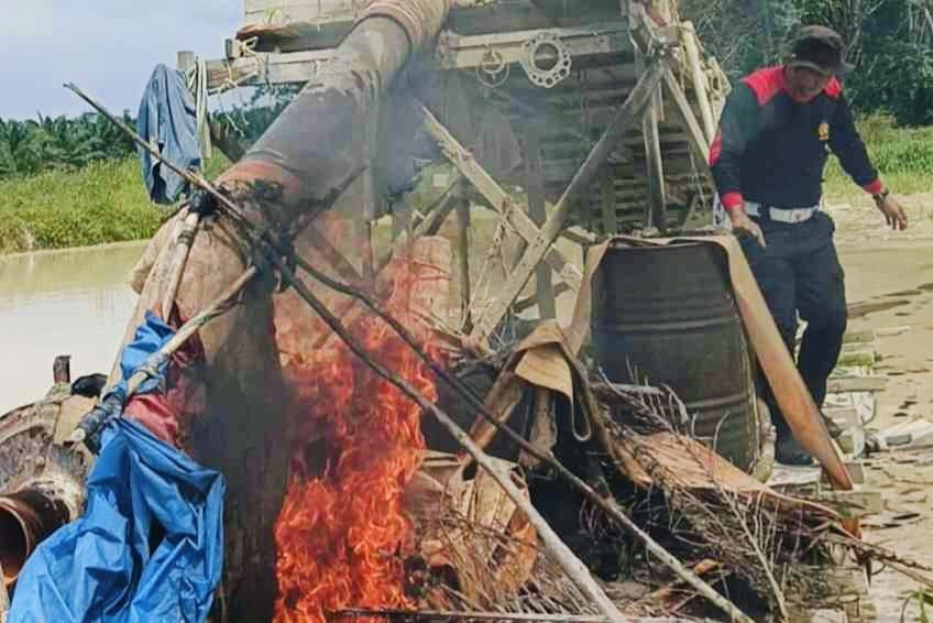 Polsek Kuantan Tengah Bakar Dua Rakit Dompeng di Desa Beringin Taluk