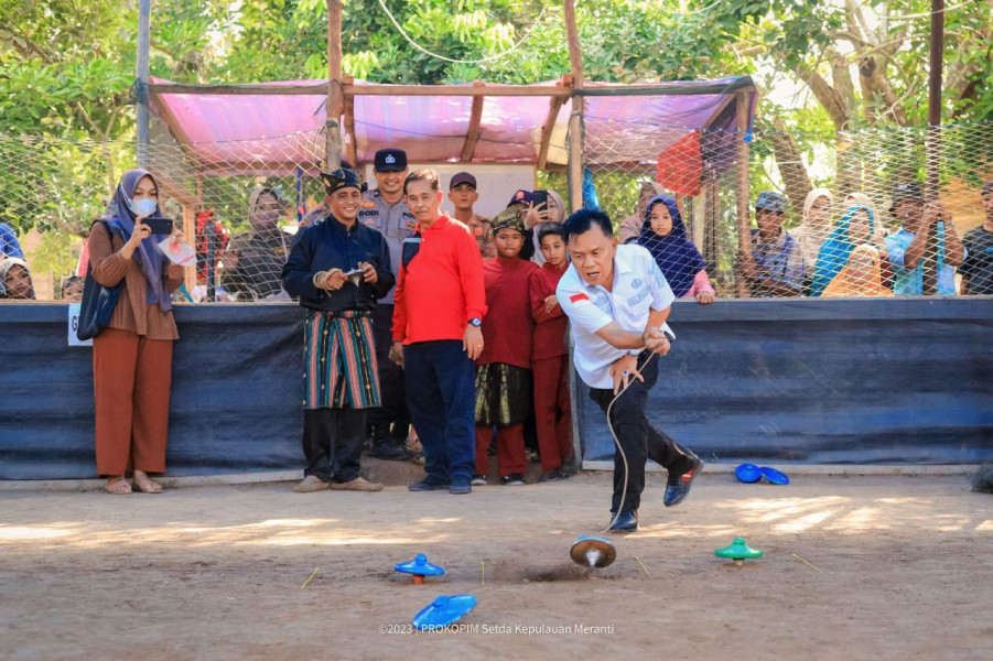 Plt Bupati Asmar Buka Turnamen Gasing di Telukbelitung