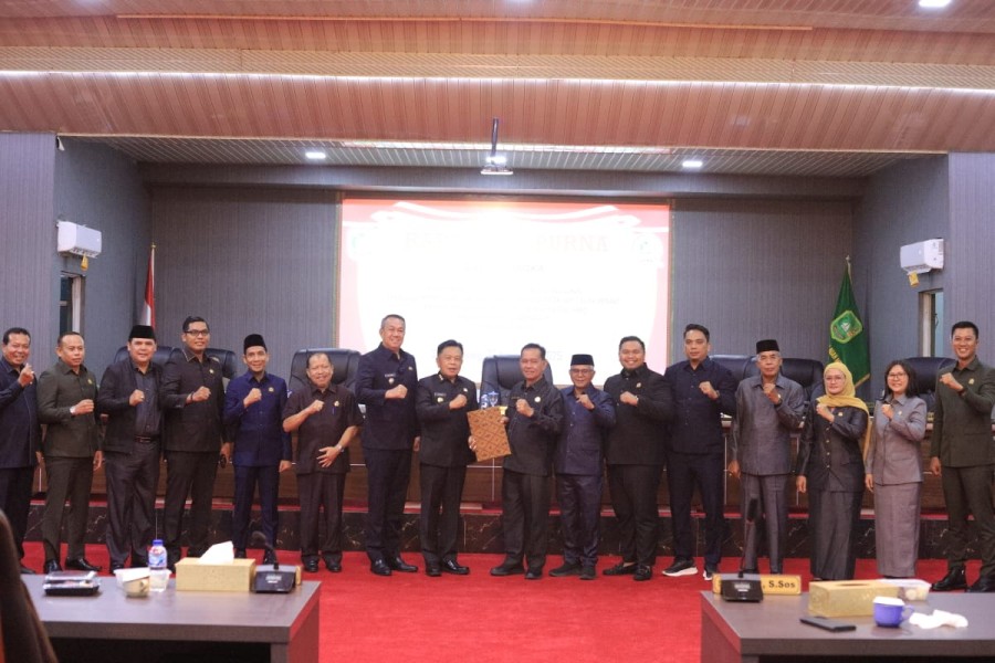 Bupati dan Wabup Meranti Hadiri Pengesahan APBD 2026 Rp 1,162 Triliun