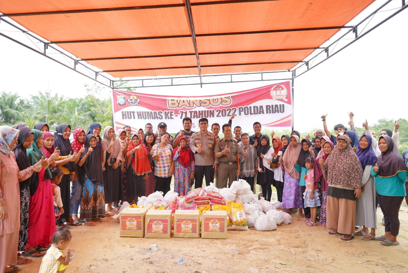 Bidhumas Polda Riau dan Wartawan Mitra Polda (WMPR) Peduli, Gelar Bansos Sempena HUT Humas Polri