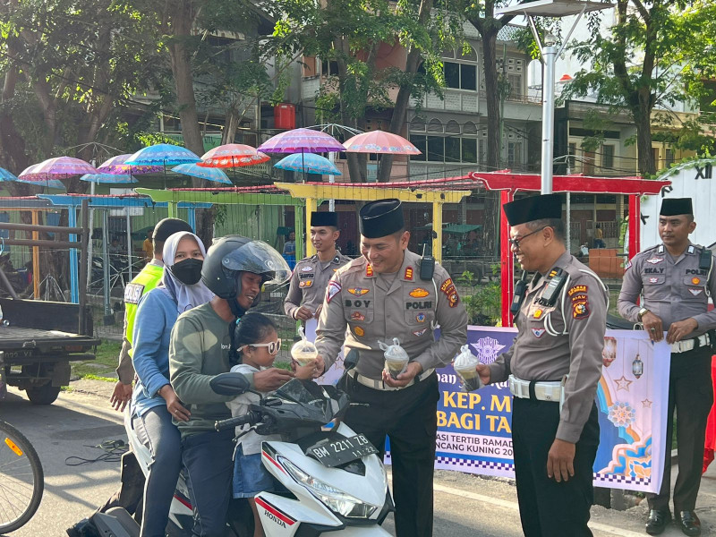 Personel Ops Tertib Ramadan Polres Meranti Bagikan Takjil Gratis kepada Pengguna Jalan
