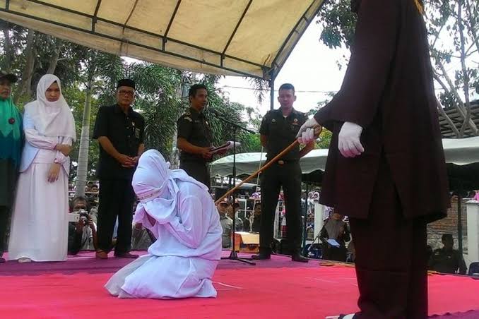 Kejari Lhokseumawe Eksekusi Cambuk Enam Terpidana Qanun Jinayat