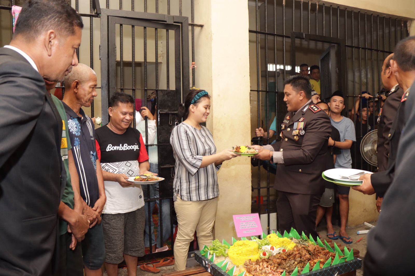 Kapolres Bagikan Tumpeng Hari Bhayangkara kepada Tahanan