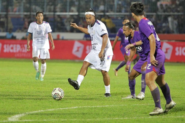Ronaldinho Tak Tutup Kemungkinan Melatih di Indonesia
