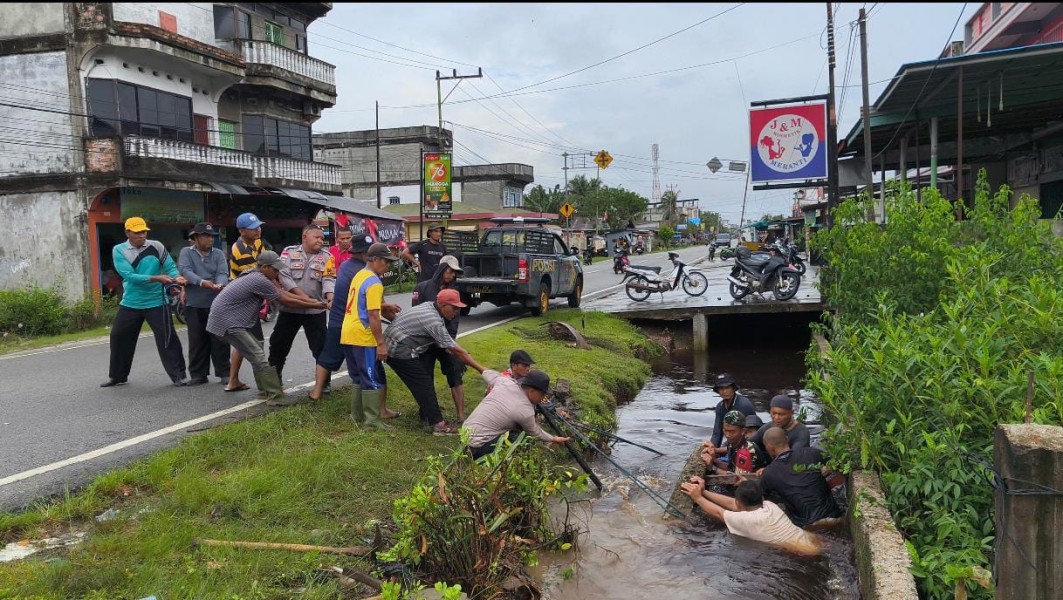 Kapolsek Tebing Tinggi Pimpin Goro Pembersihan Parit