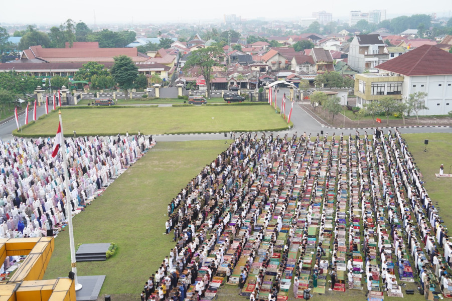 Ribuan Masyarakat Hadiri Sholat Idul Fitri 1445 H di Halaman Mapolda Riau