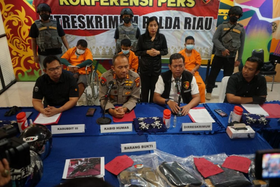 Polda Riau Tangkap Tiga Pelaku Kasus Pecah Kaca Nasabah Bank