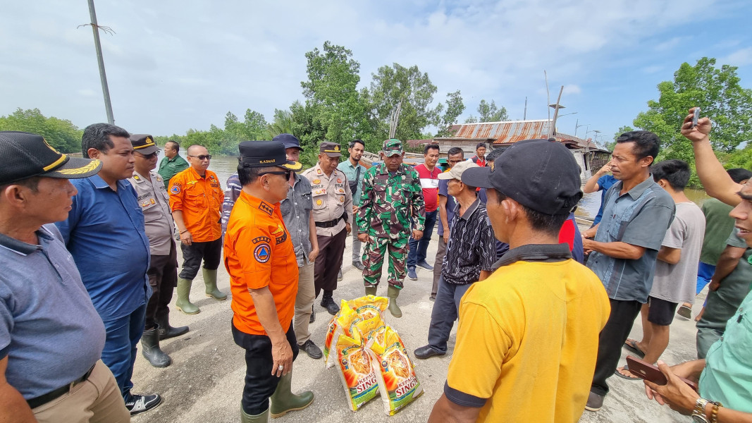 Plt Bupati Asmar Serahkan Paket Sembako untuk Masyarakat Terdampak Banjir di Pulau Merbau