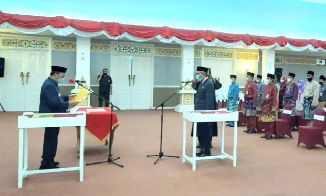 Gubernur Lantik Kamsol sebagai Kadisdik Riau